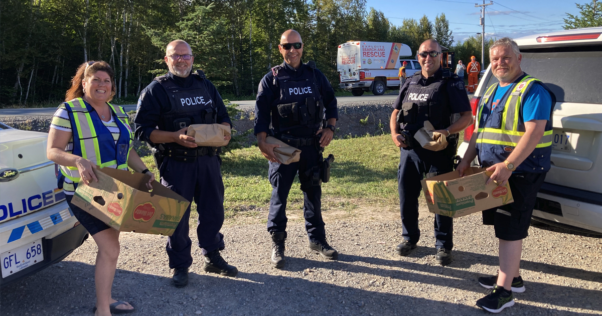 Volunteers give hot meals to first responders