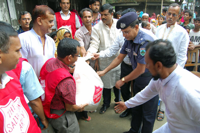 Salvation Army in Bangladesh Provides Supplies to Flood Victims